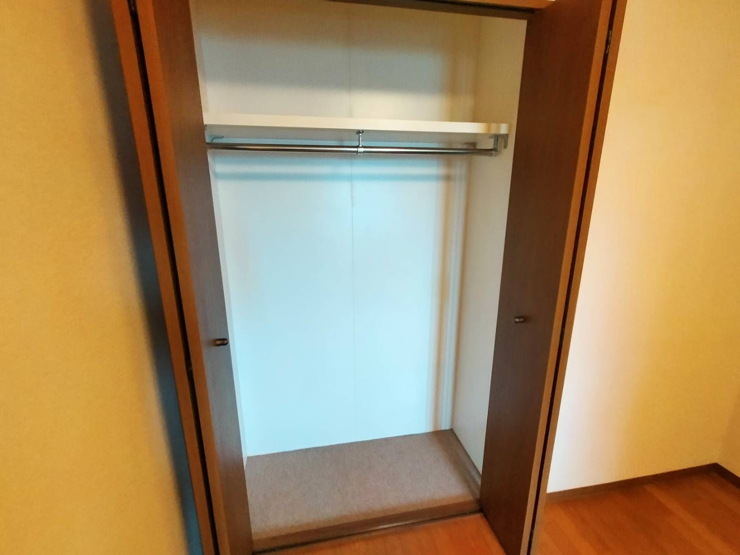 グランドール西条 弐番館の収納|各部屋に収納が設けられています。衣類やバックなどの小物類を収納可能です。