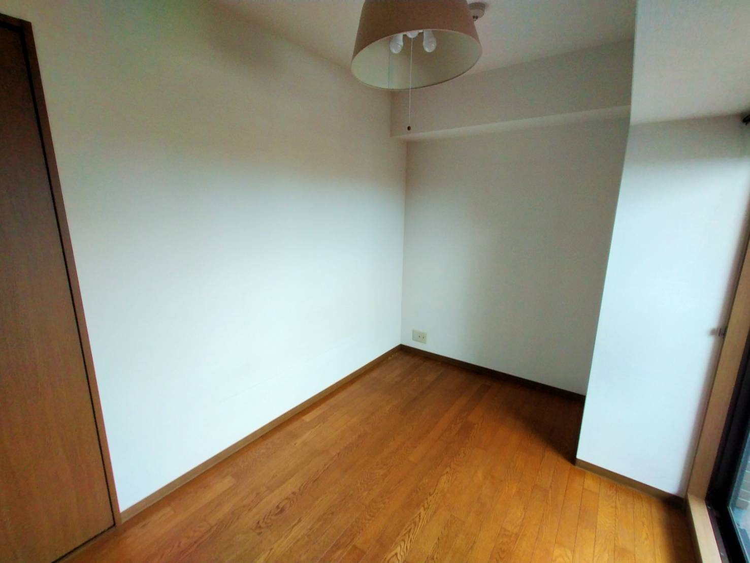 グランドール西条 弐番館の洋室|北向き窓とバルコニーのある洋室です。景色を楽しめ、子供部屋や書斎など使い勝手の良い一部屋です。