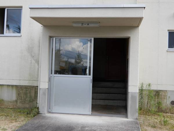 ビレッジハウス白河2号棟のエントランス