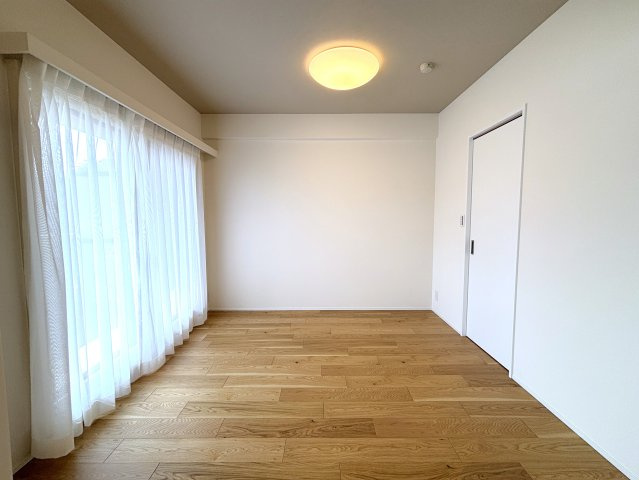 たまプラーザ美しが丘パークホームズ弐番館の洋室|【洋室(3)約5.3帖】：LDKと繋げて使用すると約20帖近い広々空間に☆