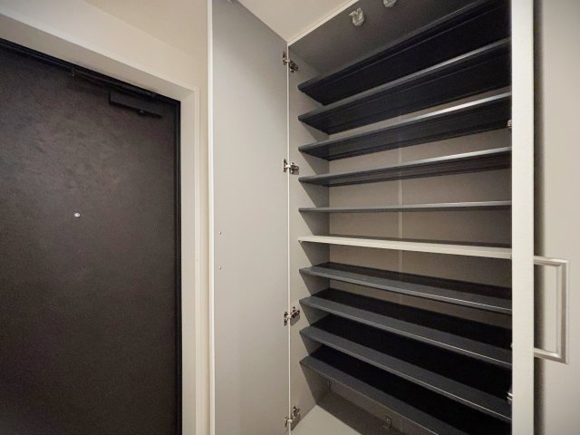 たまプラーザ美しが丘パークホームズ弐番館の収納|家族全員分の靴もしっかり収納できる大容量タイプのシューズボックスです！