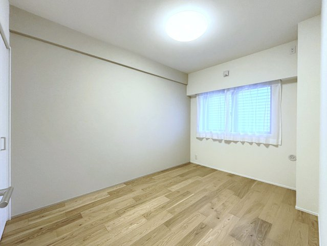 たまプラーザ美しが丘パークホームズ弐番館の洋室|【洋室(1)約6.0帖】：グレージュのアクセントカラーがどんなインテリアにも合います☆