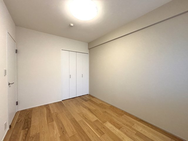 たまプラーザ美しが丘パークホームズ弐番館の洋室|【洋室(1)約6.0帖】：凹凸の少ない間取りは家具の配置もしやすいですね