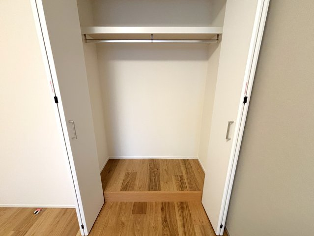 たまプラーザ美しが丘パークホームズ弐番館の収納|【洋室(1)約6.0帖】：ハンガーパイプの上も収納でき、空間を有効活用できます！