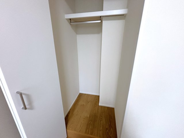たまプラーザ美しが丘パークホームズ弐番館の収納|【洋室(2)約4.3帖】：コンパクトながら、収納スペースも完備しています