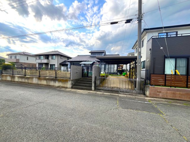 【中古戸建】伊勢崎市境下武士の前面道路含む現地写真|■外観
詳しい資料などはご気軽にお問い合わせください♪