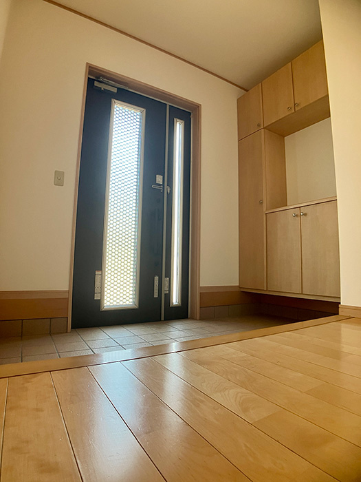 新須賀町3丁目　中古戸建の玄関