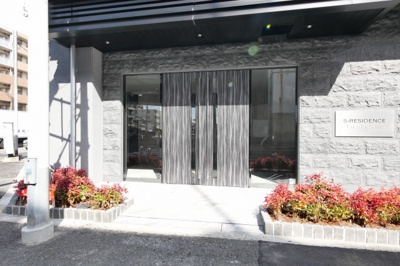 【エントランス】 | S-RESIDENCE高井田beleta | 落ち着いたエントランスです