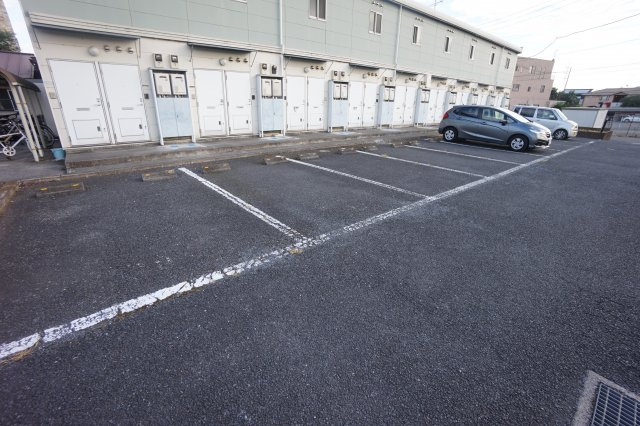 レフィナードの駐車場