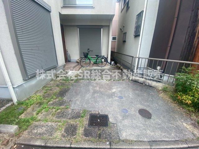 太平寺2丁目中古戸建の駐車場|お車をお持ちの方には嬉しい駐車場付き♪もちろん自転車・バイクも置けます！