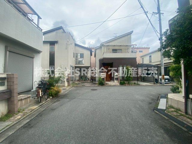 太平寺2丁目中古戸建の前面道路含む現地写真|弊社は住宅ローンに自信がございます。
お客様にあった銀行をご紹介いたします。
お悩みの方は弊社までお気軽に
ご相談下さいませ。