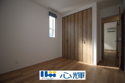 【洋室】 | オーヴィジョンホーム西小串（２号地） | 沢山の陽の光が入る明るい室内。収納たっぷりなのでお荷物の多いご家庭でもすっきりと収納出来ます。
