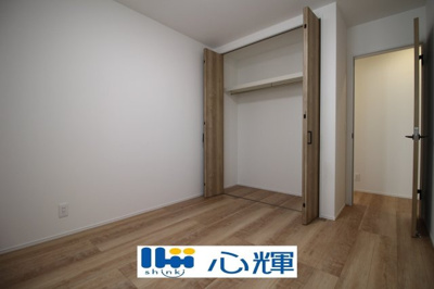 【洋室】 | オーヴィジョンホーム西小串（２号地） | 明るさを基調とした部屋は、光を反射するので部屋を明るく美しく見せる効果もあります。
