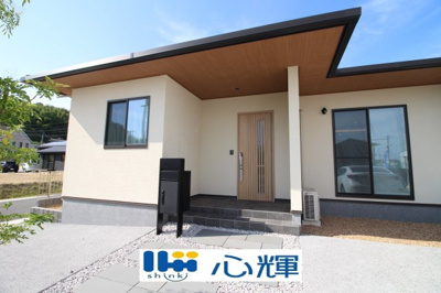 【玄関】 | オーヴィジョンホーム西小串（２号地） | 家の顔となる玄関。 ゲストを迎え入れても安心の空間です。

