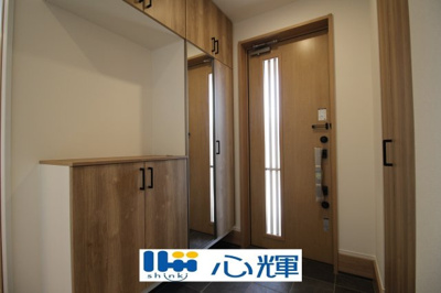 【玄関】 | オーヴィジョンホーム西小串（２号地） | たくさんある靴もすべて収納して頂け、玄関をスッキリ綺麗な空間にまとめます。