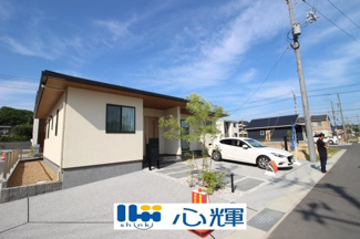 【外観】 | 明るい日差しが差し込む現地。車もゆったり駐めることができます。ぜひ現地をご覧ください。
