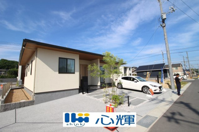 【外観】 | オーヴィジョンホーム西小串（２号地） | 明るい日差しが差し込む現地。車もゆったり駐めることができます。ぜひ現地をご覧ください。
