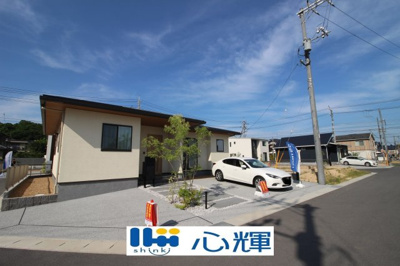 【前面道路含む現地写真】 | オーヴィジョンホーム西小串（２号地） | 明るい日差しが差し込む現地。車もゆったり駐めることが出来ます。ぜひ現地をご覧下さい。

