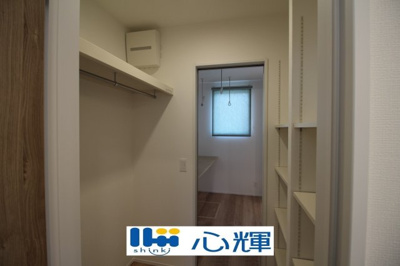 【収納】 | オーヴィジョンホーム西小串（２号地） | ファミリークローゼットは、衣類やかばんなどをまとめて収納出来ます。
