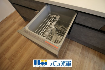 【その他】 | オーヴィジョンホーム西小串（２号地） | 食器を洗っている間にお掃除など、様々なシーンで家事の時短に役立つ食洗機。
