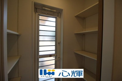 【その他】 | オーヴィジョンホーム西小串（２号地） | キッチン横のパントリー（食品庫）です。調味料や調理雑貨の整理も楽々です♪