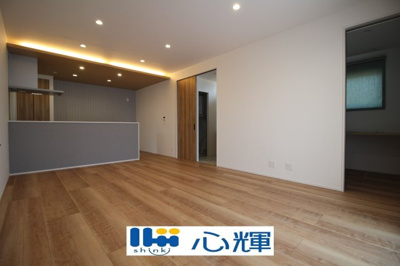 【居間・リビング】 | オーヴィジョンホーム西小串（２号地） | 降り注ぐ陽光をいっぱいに浴び、メインライトと共に室内全体が明るい・開放感のあるＬＤＫ。