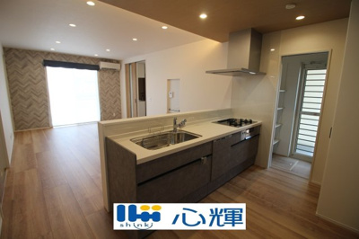 【キッチン】 | オーヴィジョンホーム西小串（２号地） | ご家族との会話を楽しみながら家事が出来る対面キッチン。バックスペースは充分な広さを確保しています。