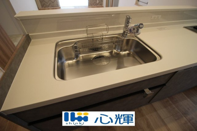 【キッチン】 | オーヴィジョンホーム西小串（２号地） | 浄水器付きです。水栓は先端が引き出せるのでシンクの隅々まで水が届きます。


