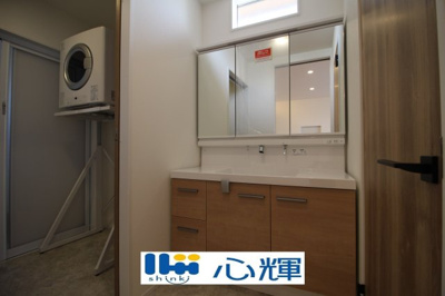 【独立洗面台】 | オーヴィジョンホーム西小串（２号地） | 大きくて見やすく清潔感ある洗面台。収納も多く、コスメ等もスッキリと仕舞えます。