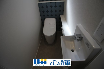 【トイレ】 | オーヴィジョンホーム西小串（２号地） | 洗浄付き、暖房付き便座が魅力的。毎日使用する場所だから、清潔な空間であって頂けるよう配慮しました。