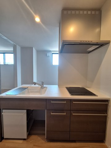 (シニア限定)藤沢陣屋小路レジデンスのキッチン|座りながら作業ができるキッチンです。IHで火災予防に配慮