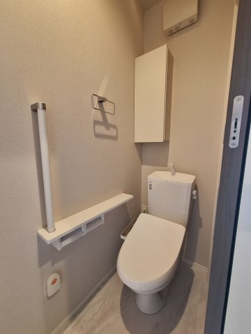 (シニア限定)藤沢陣屋小路レジデンスのトイレ|手すり付きでつまづき防止/温水洗浄便座付き