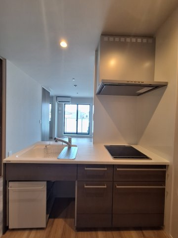 (シニア限定)藤沢陣屋小路レジデンスのキッチン|座りながら作業ができるキッチンです。IHで火災予防に配慮