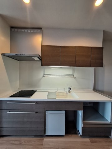 (シニア限定)藤沢陣屋小路レジデンスのキッチン|座りながら作業ができるキッチンです。IHで火災予防に配慮