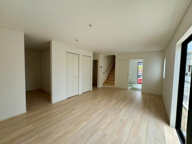 クレイドルガーデン金武町屋嘉 第2・２号棟の居間・リビング|二面採光で明るく広々としたLDK17帖・便利なクローゼット収納付き／リビングイン階段