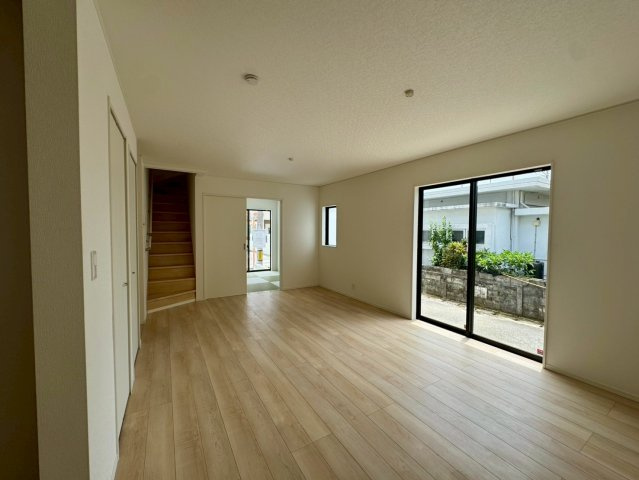 クレイドルガーデン金武町屋嘉 第2・２号棟の居間・リビング|二面採光で明るく広々としたLDK17帖・便利なクローゼット収納付き／リビングイン階段