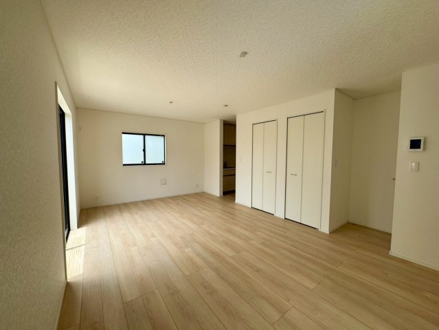 クレイドルガーデン金武町屋嘉 第2・２号棟の居間・リビング|二面採光で明るく広々としたLDK17帖・便利なクローゼット収納付き