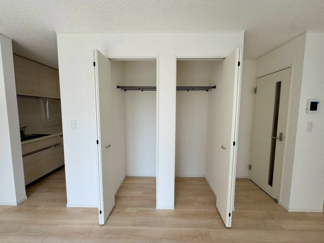 クレイドルガーデン金武町屋嘉 第2・２号棟の収納|リビングに設置された便利なクローゼット収納