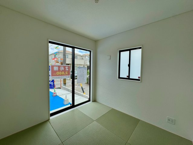 クレイドルガーデン金武町屋嘉 第2・２号棟の和室|和の趣をもたらす二面採光の洋風和室4.5帖