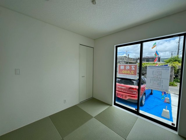 クレイドルガーデン金武町屋嘉 第2・２号棟のその他|和の趣をもたらす二面採光の洋風和室4.5帖・押入れ収納付き