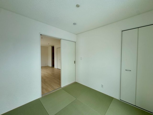 クレイドルガーデン金武町屋嘉 第2・２号棟の和室|リビングに隣接した洋風和室4.5帖・押入れ収納付き