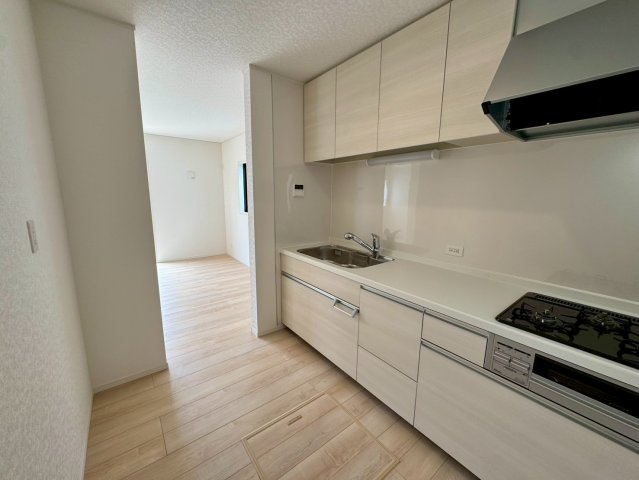 クレイドルガーデン金武町屋嘉 第2・２号棟のキッチン|家事に集中でき、料理の匂いや油煙が他の部屋へ広がりにくい独立型キッチン