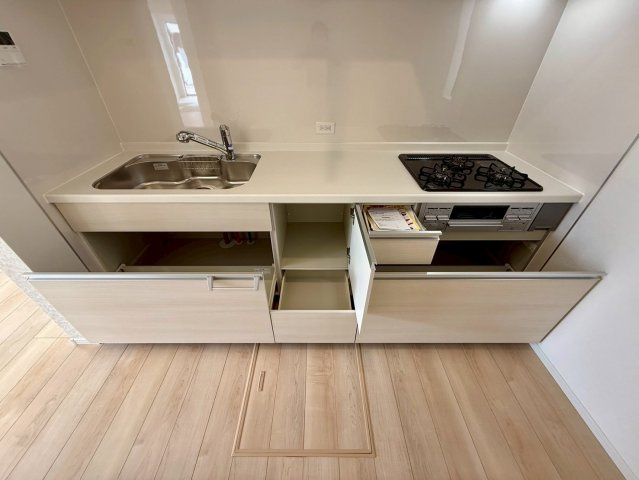 クレイドルガーデン金武町屋嘉 第2・２号棟のキッチン|吊戸棚や造り付け収納が充実したシステムキッチン