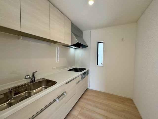 クレイドルガーデン金武町屋嘉 第2・２号棟のキッチン|調理に集中できる独立型キッチン・換気窓付き＆床下収納付き