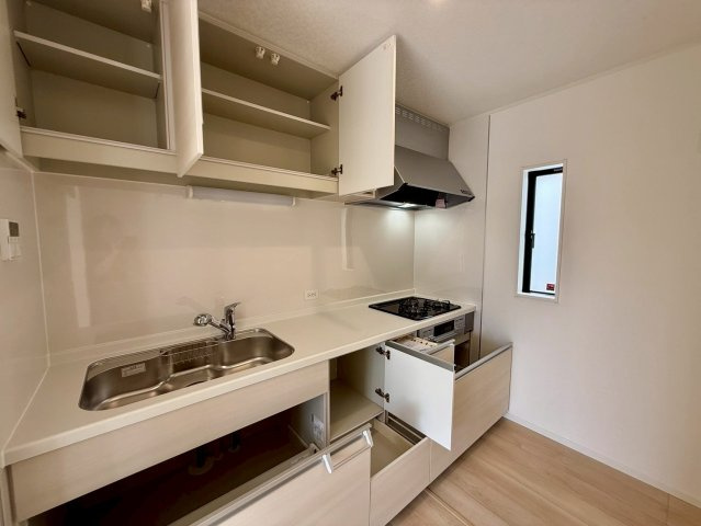 クレイドルガーデン金武町屋嘉 第2・２号棟のキッチン|吊戸棚や造り付け収納が充実したシステムキッチン