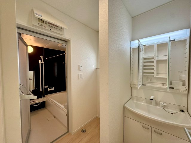 クレイドルガーデン金武町屋嘉 第2・２号棟の独立洗面台|シャワー付き洗面化粧台から浴室への動線