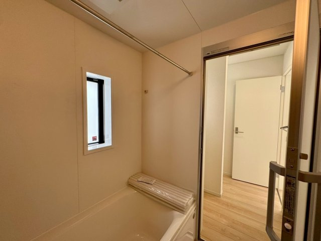 クレイドルガーデン金武町屋嘉 第2・２号棟の浴室|浴室から洗面室の眺め