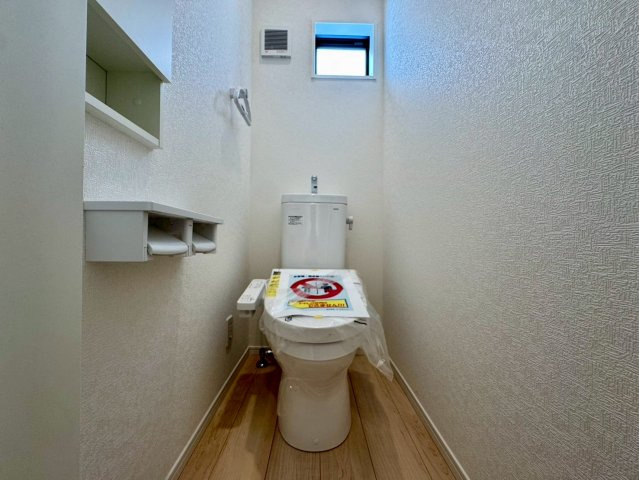 クレイドルガーデン金武町屋嘉 第2・２号棟のトイレ|１階トイレ・換気窓＆収納棚付き／温水洗浄便座