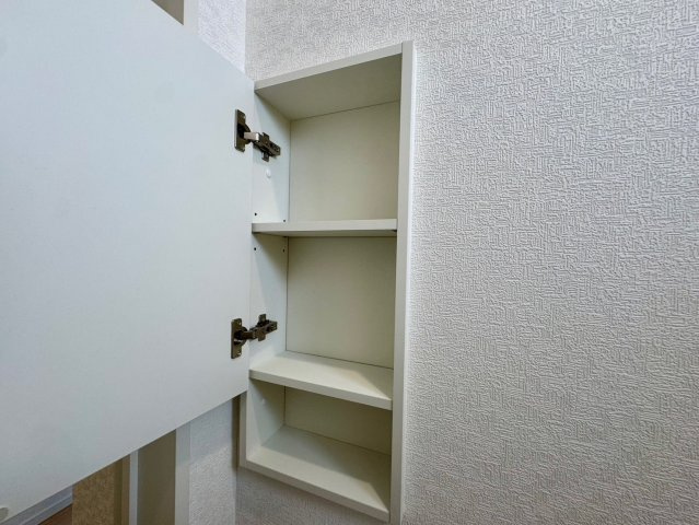クレイドルガーデン金武町屋嘉 第2・２号棟の収納|１階トイレに設置された便利な収納棚