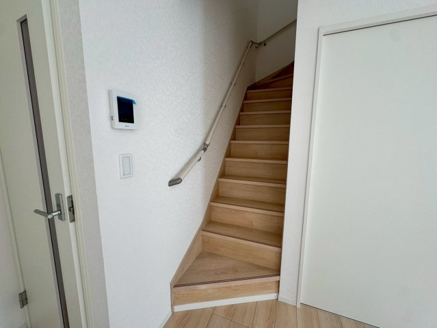 クレイドルガーデン金武町屋嘉 第2・２号棟の内装|手すり付き階段